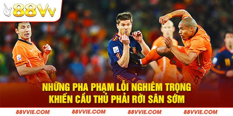 Những pha phạm lỗi nghiêm trọng khiến cầu thủ phải rời sân sớm